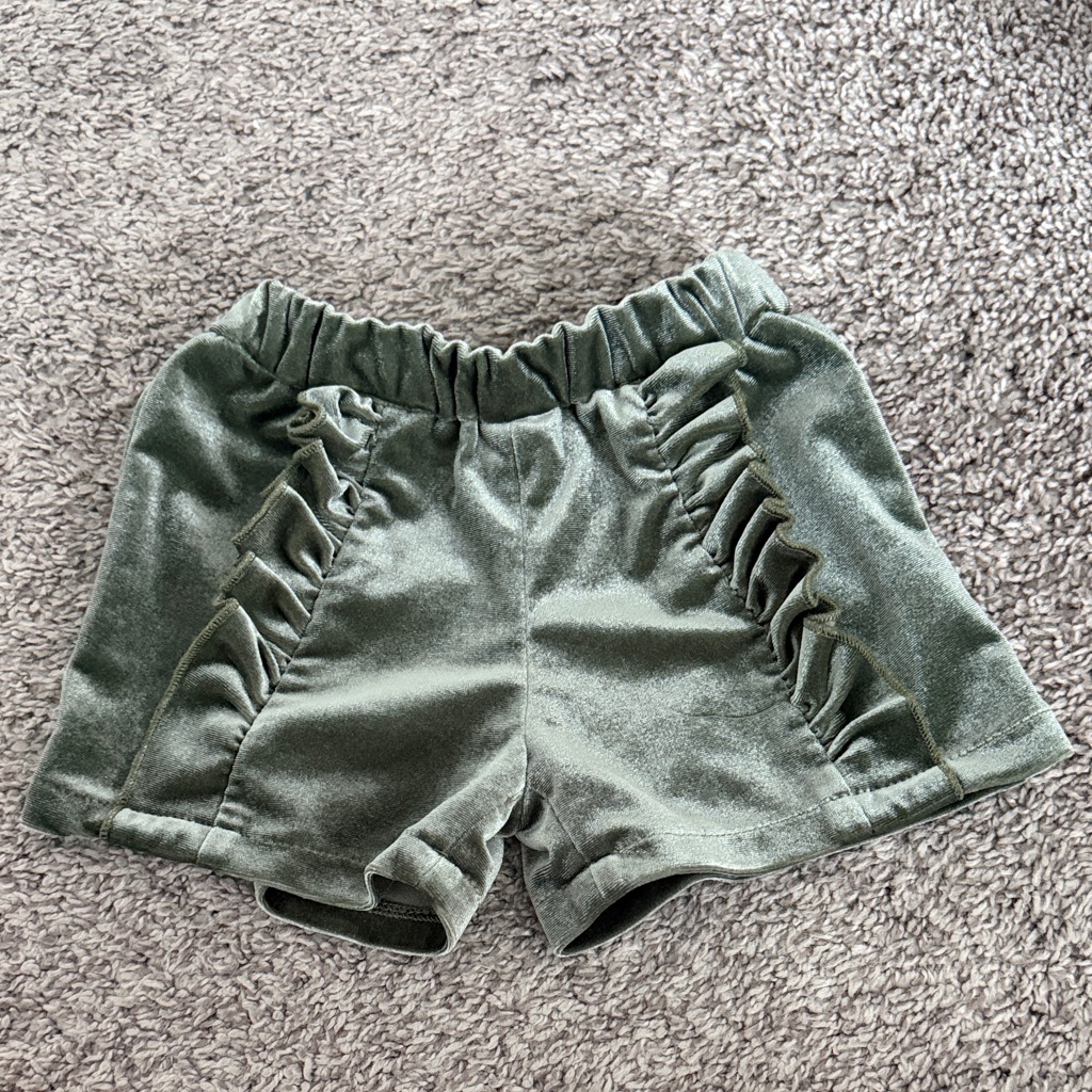Kids Velvet Green Shorts 3t With Ruffle Front And Elastic Waistband